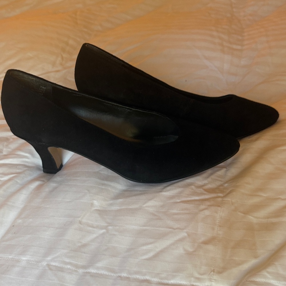 Elegant Black velveteen dressy size 7 Heels